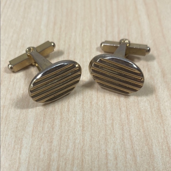 Gold tone Ridged Metal Cufflinks - Picture 1 of 4